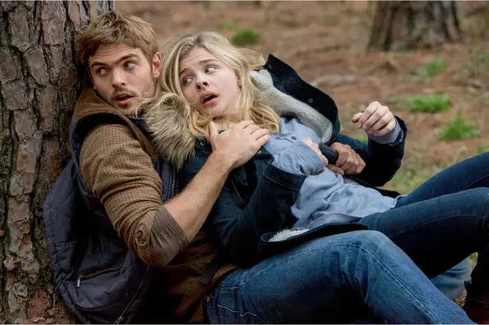  ??  ?? In the new alien-invasion movie The 5th Wave, Chloe Grace Moretz (pictured with Alex Rae) plays a young woman trying to rescue her brother from the invaders