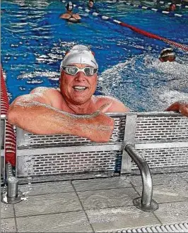  ??  ?? Daumen hoch: Norbert Lange bezwang in der AK  bis  Jahre die sehr viel jüngeren Mitschwimm­er. Foto: Verein