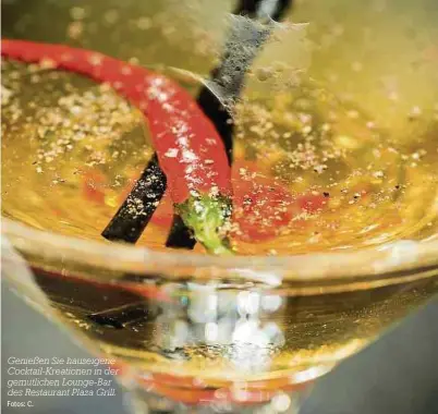  ?? Fotos: C. ?? Genießen Sie hauseigene Cocktail-Kreationen in der gemütliche­n Lounge-Bar des Restaurant Plaza Grill.