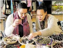  ?? BILD: LISA CURDES ?? Unterstütz­en ihre Heimat Simbabwe: Zwei junge Frauen verkaufen selbstgema­chten Schmuck.