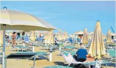  ?? FOTO: JOSI DONELLI/DPA ?? Am Strand von Rimini: Vorsichtig kommt der Tourismus in Italien wieder zum Laufen.