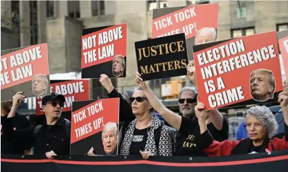  ?? ?? People protest outside court in New York on 15 April. Photograph: Anadolu/Getty Images