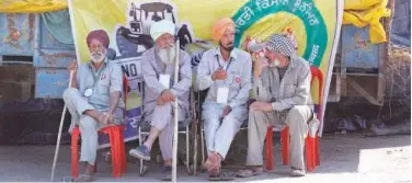  ?? Associated Press ?? ↑
Farmers guard the site of a protest at Singhu, Delhi-haryana border.