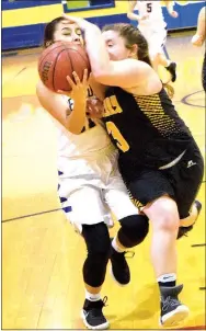  ?? Westside Eagle Observer/MIKE ECKELS ?? Decatur’s Kaylee Morales (left) and Mulberry’s Sarah Lewis collide near the top of the key in the third quarter.
