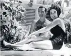  ?? AP ?? A 17-year-old Elizabeth Taylor poses with fiance William Pawley Jr. at his father’s Miami Beach home on June 7, 1949.