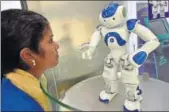  ?? ARIJIT SEN/HT ?? Robot Candi at the bank’s branch in Bengaluru.