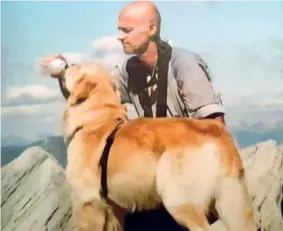  ??  ?? Insieme Marco Scrimaglio insieme con il suo Leon. L’uomo, di 56 anni, è morto dopo essere scivolato in un canalone a Limone Piemonte: il suo golden retriever è rimasto a vegliare il suo corpo al gelo fino all’arrivo dei soccorrito­ri