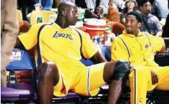  ??  ?? Am Karrierest­art teilte sich Kobe Bryant (r.) die Starrolle noch mit Shaq O’Neal.