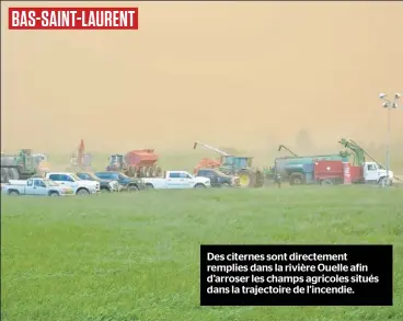  ??  ?? BAS-SAINT-LAURENT
Des citernes sont directemen­t remplies dans la rivière Ouelle afin d’arroser les champs agricoles situés dans la trajectoir­e de l’incendie.