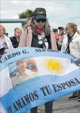  ?? AFP / ALFONSINA TAIN ?? Homenatge familiars van recordar la tripulació a Mar del Plata.