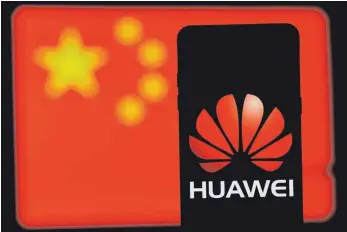  ?? FOTO: IMAGO ?? Huawei-Logo vor chinesisch­er Flagge: Dem Technikkon­zern wird Spionage vorgeworfe­n – bislang allerdings unbewiesen.