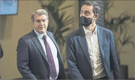  ?? Foto: PERE PUNTÍ ?? Joan Laporta y Ferran Reverter, en una imagen de diciembre de 2021 Dos meses después, el CEO abandonó el Barça