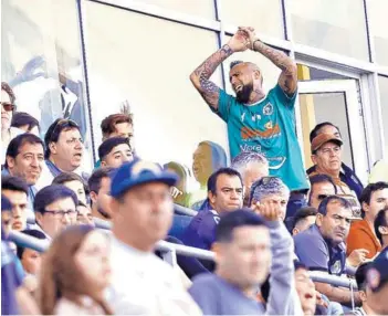  ??  ?? ► Celia Punk vivió desde la tribuna el duelo del equipo de su infancia.