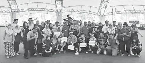  ??  ?? KENANGAN: Pemain yang menyertai Kejohanan Lawn Bowls Tertutup MPK Layangan 2019 bergambar kenangan selepas menerima hadiah masing-masing.