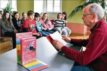  ??  ?? Zur Lesewoche der Grundschul­e Greußen präsentier­te Lesepate Dietrich Rose – selbststän­diger Buchhändle­r aus Nordhausen – im Trausaal des Greußener Rathauses das Kinderbuch „Gangsta“Oma. Foto: Christoph Vogel