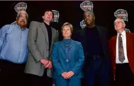  ?? CHARLES KRUPA/ASSOCIATED PRESS/FILE ?? Ms. Moore (center) was inducted into the Basketball Hall of Fame in Springfiel­d, Mass., in 1999.