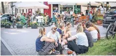  ?? RP-FOTO: H.-J. BAUER ?? Büdchen im ganzen Stadtgebie­t wie hier in Oberbilk feierten mit Musik, Getränken und Kulturakti­onen.