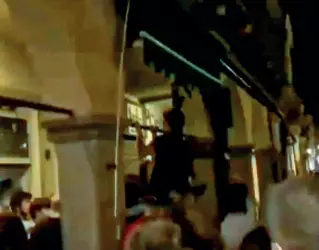  ??  ?? Passo indietro Gli eccessi di lunedì scorso in centro, nel primo giorno di apertura di bar e ristoranti dopo l’emergenza. Le scene dei video girati dai ragazzi hanno fatto il giro della rete e destato allarme.