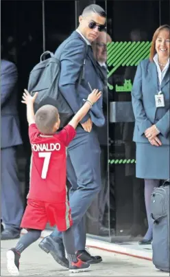  ??  ?? QUERIDO. Cristiano, a la llegada al hotel con un pequeño fan.