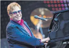  ??  ?? Profi-Auftritt mit 70: Sir Elton John – hier bei einem Konzert auf der Berliner Waldbühne.