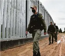  ?? Foto: Profimedia.cz ?? Plot na hranici Policisté hlídkují podél železného plotu poblíž řeky Evros na řecko-turecké hranici.