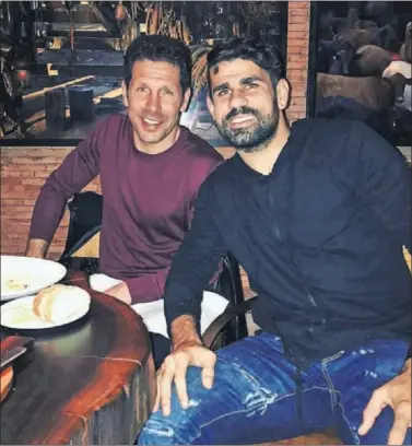  ??  ?? CENA. Simeone y Diego Costa cenaron juntos el pasado lunes en Madrid.