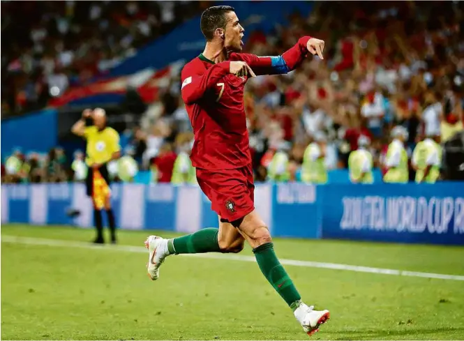 ?? Carlos Barria/Reuters ?? Cristiano Ronaldo comemora após marcar seu3º gol contra a Espanha