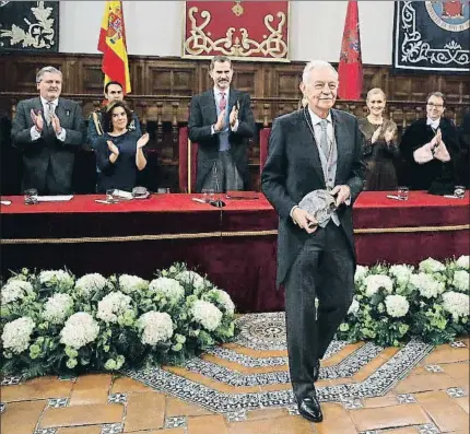  ?? JUAN CARLOS HIDALGO / AFP ?? Eduardo Mendoza sonríe tras recibir el galardón de manos del rey Felipe VI