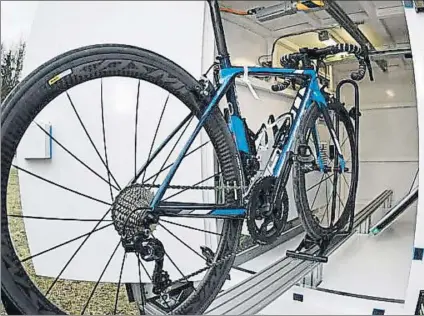  ??  ?? La unidad móvil de rayox X de la UCI que utilizará para perseguir el dopaje mecánico. Una bicicleta lista para ser escaneada