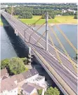  ?? FOTO: DPA ?? Die marode Brücke wird durch einen Neubau ersetzt.