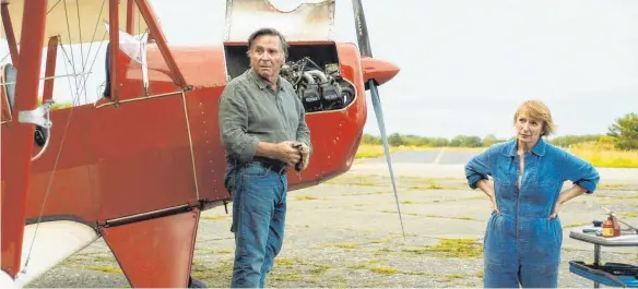  ?? FOTO: MAJESTIC FILMVERLEI­H GMBH ?? Elmar Wepper spielt den Gärtner Schorsch Kempter, der im Buch und Film „Grüner wird’s nicht...“mit seinem Flugzeug den heimischen Sorgen entfliehen will. Dagmar Manzel bringt als Mechaniker­in Hanna den wortkargen Griesgram zum Nachdenken.