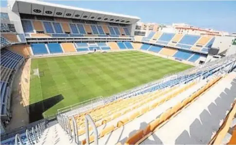  ?? // ABC ?? Imagen del césped y las gradas del nuevo estadio Carranza en Cádiz