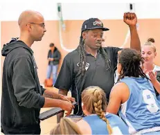  ?? FOTO: HORSTMÜLLE­R ?? „Wir möchten, dass die Spielerinn­en, die zu uns kommen, auch längerfris­tig bleiben“, sagt Baskets-Teammanage­r Sean Lowe (l.).