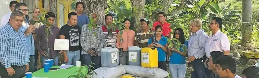  ??  ?? Concluyó la entrega de Paquetes Tecnológic­os compuestos de abonos orgánicos y plantas de café.