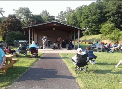  ?? MELISSA SCHUMAN - MEDIANEWS GROUP ?? The Lost Art Band plays for the crowd gathered at Onderdonk Memorial Park.