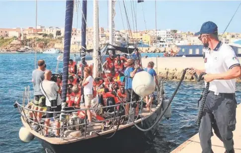  ?? // EFE ?? Barco de rescate de inmigrante­s de la ONG Mediterran­ea Saving Humans en el puerto de Lampedusa, Sicilia