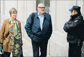  ?? JAVIER BARBANCHO / ACN ?? Anna Simó y Lluís Corominas llegando ayer al Tribunal Supremo