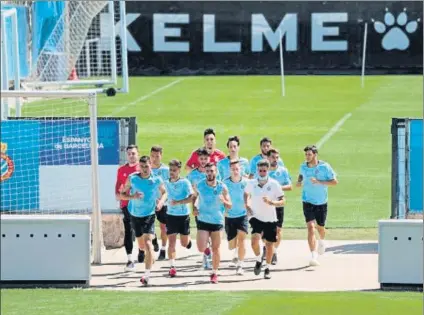  ?? FOTO: RCDE ?? La plantilla del Espanyol, ejercitánd­ose durante la semana pasada en la Dani jarque todavía en pequeños grupos