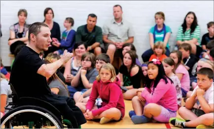  ?? CLIFFORD SKARSTEDT Examiner ?? Motivation­al speaker Shayne Smith delivers a solid message to 150 schoolchil­dren in Grades 4 to 8 on Thursday at Queen Elizabeth Public School. Smith is a former member of the Canadian national wheelchair basketball program.