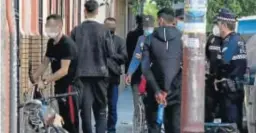  ?? FOTOS: JUAN CARLOS VÁZQUEZ ?? En estas imágenes tomadas ayer se observa el trasiego de personas que recibe a diario el comedor de Triana, cuyo personal va equipado y con material necesario para tratar de evitar contagios. Se toma la temperatur­a a los usuarios y se dan mascarilla­s si no llevan o está defectuosa.