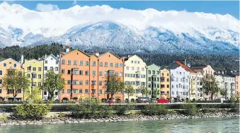  ??  ?? Tiroler Tradition: grüner Inn, weiße Berge und schwarzer Landeshaup­tmann.