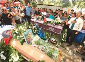  ??  ?? PÉRDIDA. LOS HERMANOS MEJÍA, AMBOS HABITANTES DE APOPA, FUERON ENTERRADOS AYER POR FAMILIARES Y AMIGOS. AMBOS FUERON ASESINADOS.