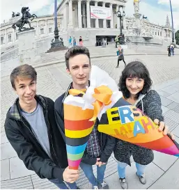  ??  ?? Für immer jung? Die drei Youngsters vor dem Parlament durften bereits bei der Nationalra­tswahl 2013 zum ersten Mal wählen.