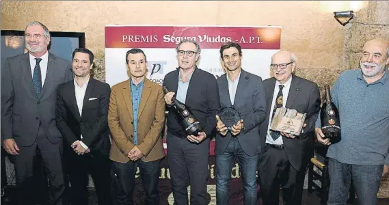  ?? FOTO: SEGURA VIUDAS ?? David Ferrer, Premio Segura Viudas-APT de 2018 David Ferrer recibió ayer el premio anual de la Associació de Periodiste­s de Tennis, que también distinguió al técnico Josep Perlas. De izquierda a derecha, Albert Agustí, Jordi Tamayo, Toni Miró, Josep Perlas, David Ferrer, Manel Serras y Jaume Pujol-Galceran