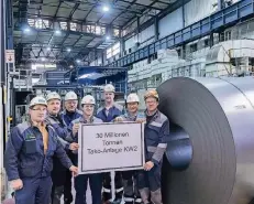  ?? FOTO: THYSSENKRU­PP STEEL ?? Die Mitarbeite­r der Tako-Anlage KW2 in Beeckerwer­th können stolz sein. Schließlic­h läuft die Produktion hier wie am Schnürchen.