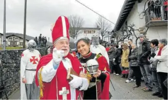  ??  ?? Los poderes fácticos, faltan el ejército y el Ibex 35, también de juerga en el carnaval.