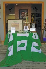  ?? TONY LENAHAN/THE Saline Courier ?? The Benton Athletic Memorial Museum showcases a Eastside
Junior High Cougars table in honor of Jim E. Miller, who died recently. Miller led the Cougars to the 1971 AAA Central Conference title and a perfect 10-0 record.