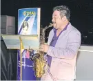  ??  ?? Jazz performanc­e by Koh Mr Saxman.