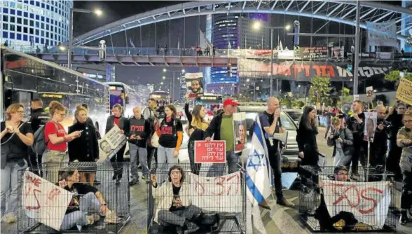  ?? Foto: Efe ?? Familiares de los rehenes en manos de Hamás volvieron a concentrar­se ayer pidiendo su liberación.