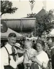  ??  ?? Ein Bild mit bedrückend­em Hintergrun­d. Zu sehen sind die Eltern von Gertrud Rigl aus Aichach mit ihrer Tochter Christine. Aufgenomme­n wurde das Bild 1935.
